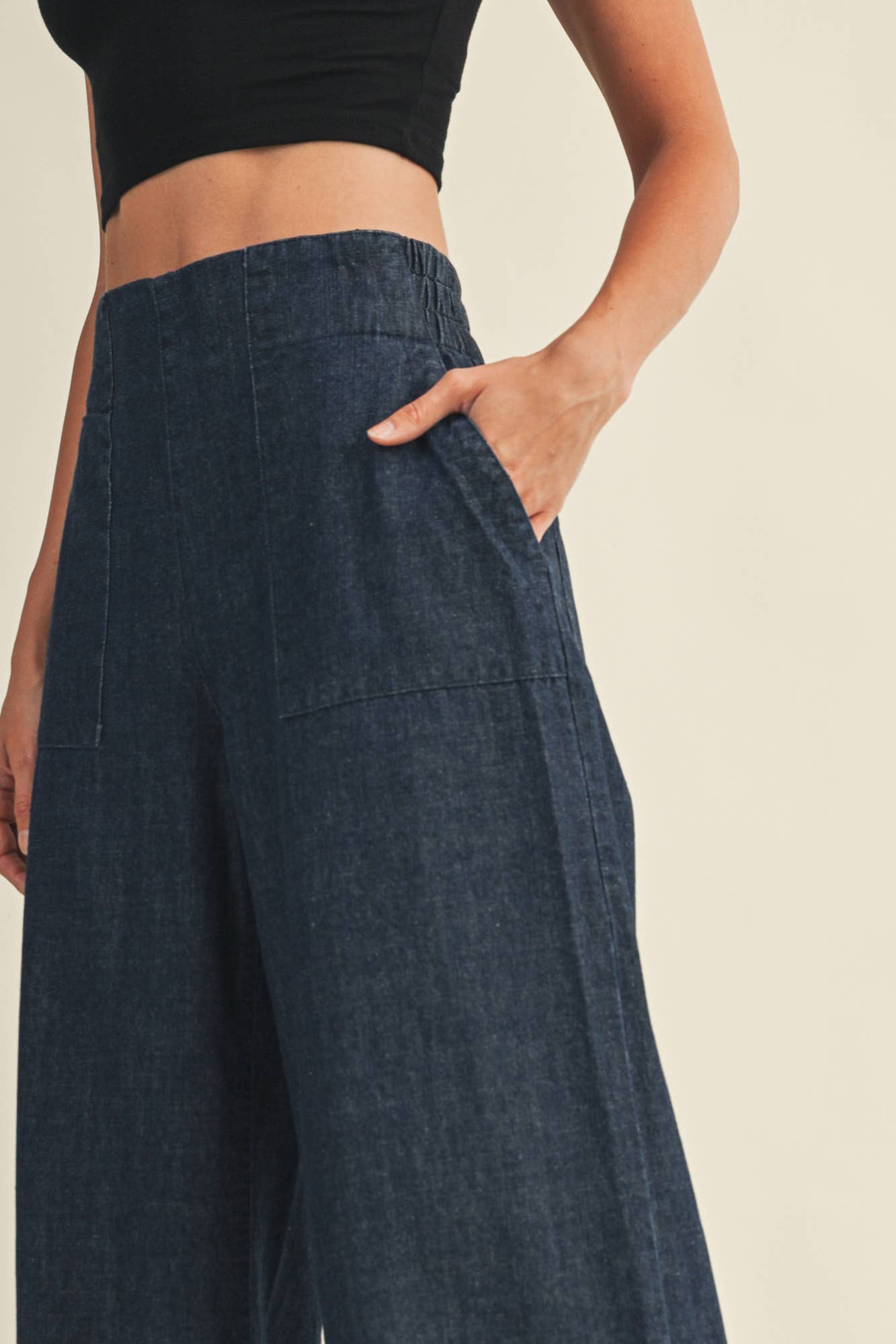 Women’s cropped wide-leg jeans with structured fit.